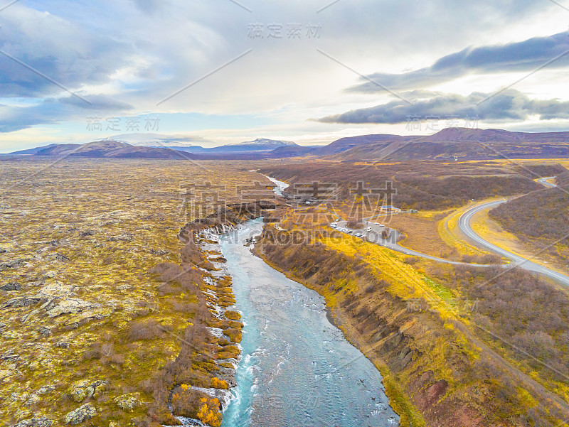 Hraunfossar系列瀑布barnafoss航空图像的绿松石水流下熔岩领域的缺口和收集在河流