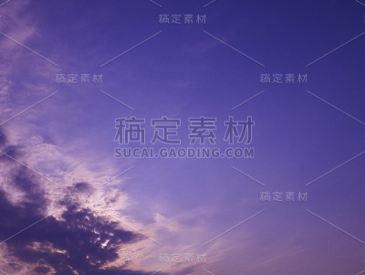 天空有戏剧性的多云日落和太阳