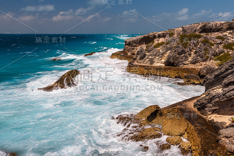 墨西哥坎昆附近的Mujeres岛加勒比海岸