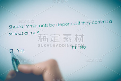 关于移民犯下严重罪行的民意调查问题?