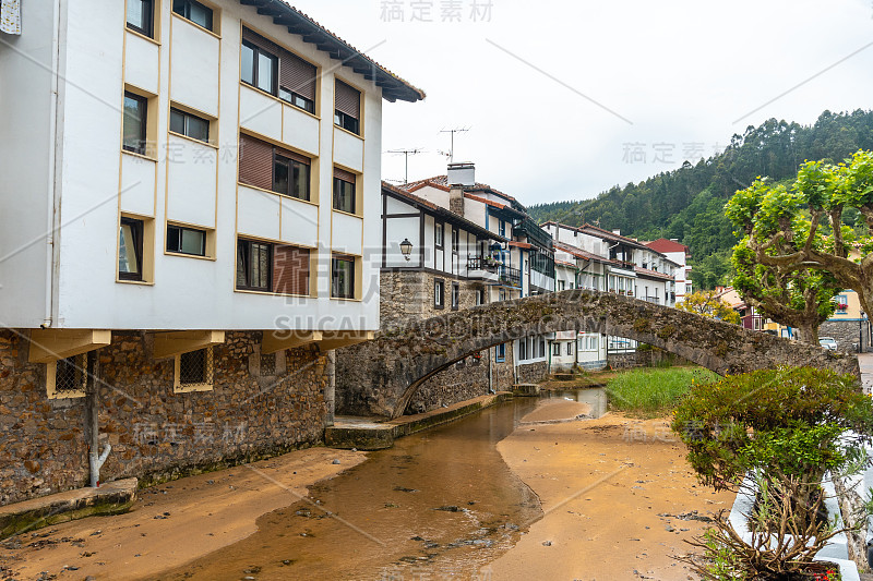 位于坎塔布里安海比斯开湾勒凯提奥附近的埃亚市河流。巴斯克地区