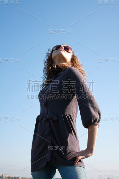 女人在蓝天下摆姿势