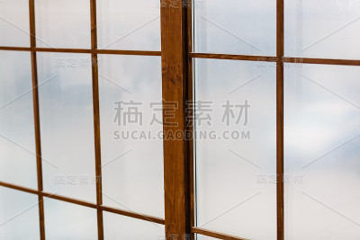 在阁楼风格的咖啡馆内部，浅色破旧的墙壁是木制的