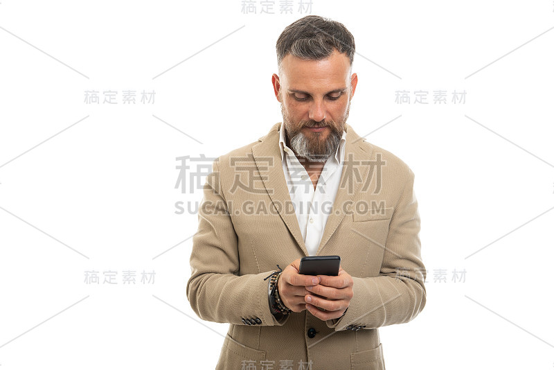 穿着休闲服装的男人用智能手机发短信