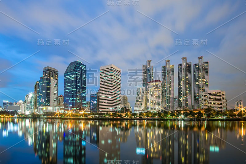 曼谷市区-城市景观市中心商务区夜间市区，反映泰国曼谷景观