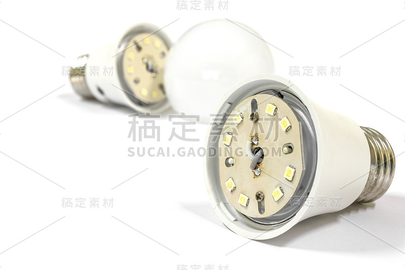 旧LED灯泡内部白色背景，维修服务，孤立。