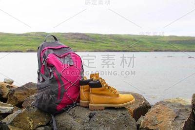 背包和一双黄色的靴子