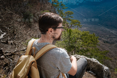 春天山里的年轻潮男