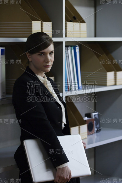 女商人靠在书架上