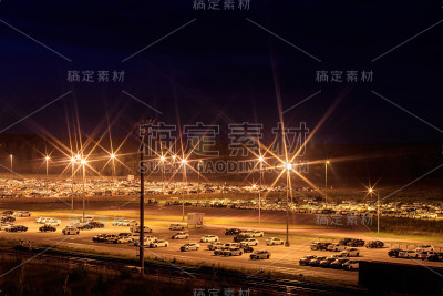 停在配送中心的汽车。