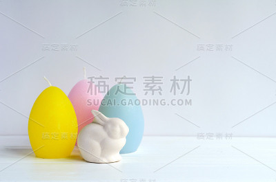 复活节(Ostara, Eoster)兔子蛋形状的蜡烛在白色的背景与复制空间