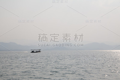 快艇在湖里