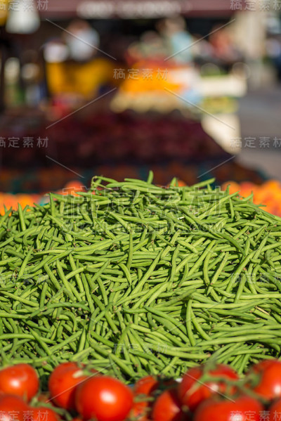蔬菜摊上的新鲜青豆。