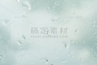 雨点落在车窗上，乌云密布