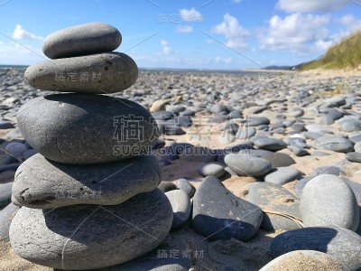 岩石堆在海滩上