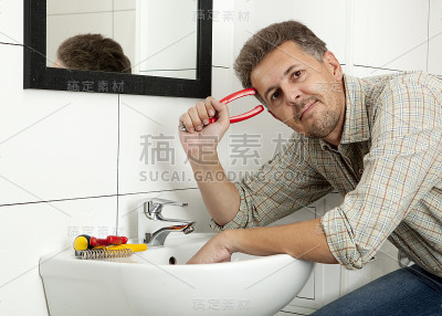 水管工在工作