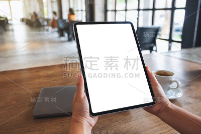 一个女人手里拿着一个白板电脑