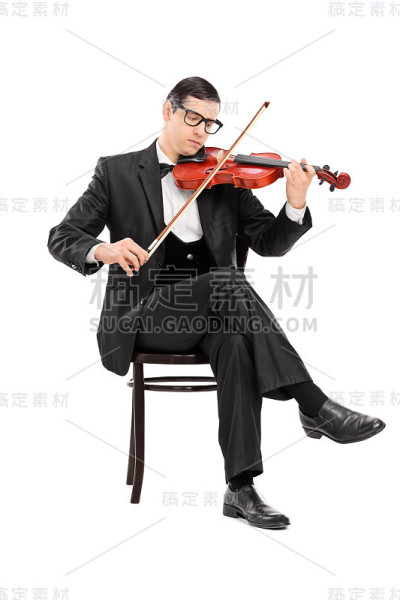 古典音乐家坐在椅子上拉小提琴
