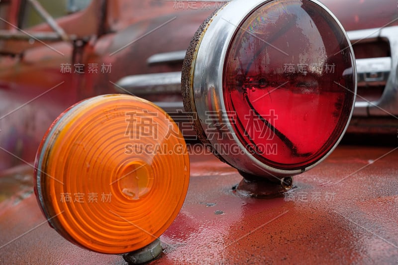 一辆老式的志愿者消防车在雨中生锈，配备了旧水管、灯和仪表