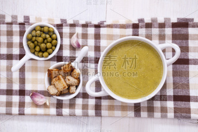 美味的豌豆奶油加上芳香的香料