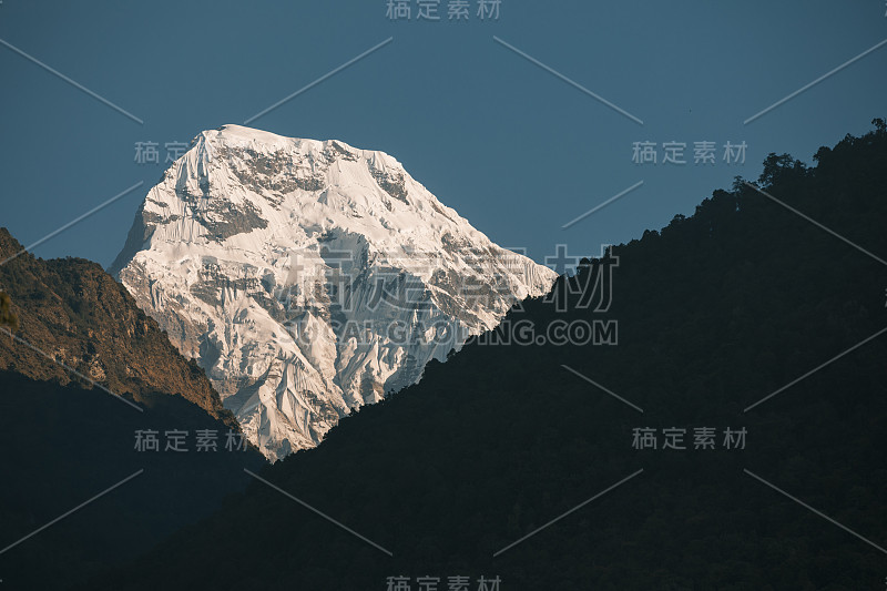 从村庄看喜马拉雅山顶