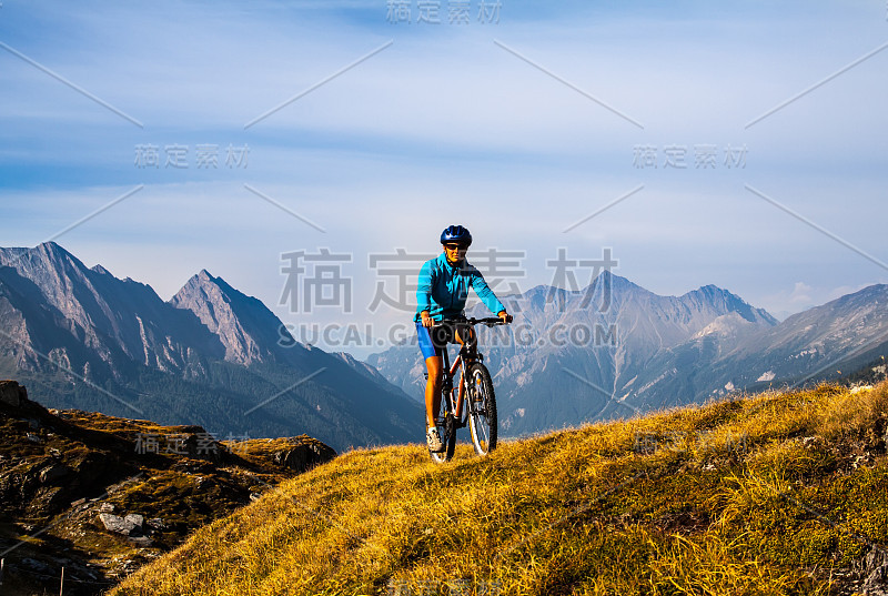 骑自行车的女人在高山上