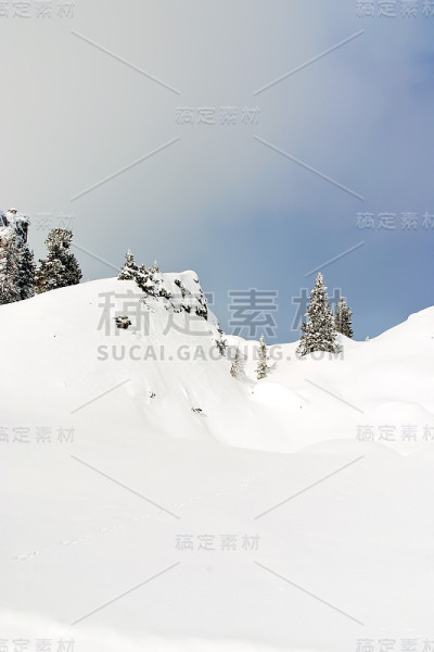 意大利Dolomites的白雪覆盖的山坡