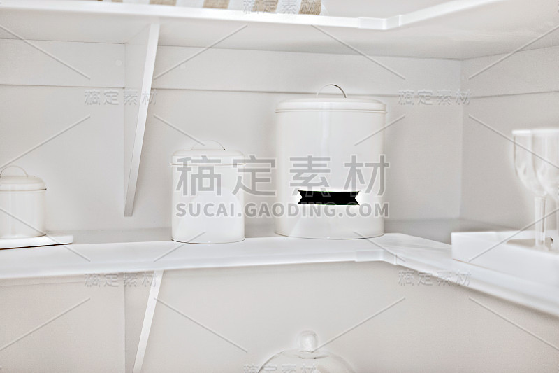 厨房用具，包括面包和饼干的器具