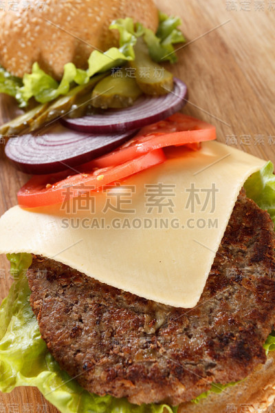 传统的美国芝士汉堡。肉、包子和蔬菜近距离接触