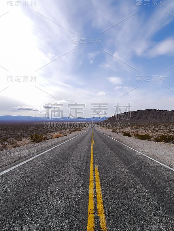 在沙漠景观中笔直的道路