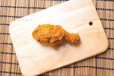 炸鸡放在木桌上