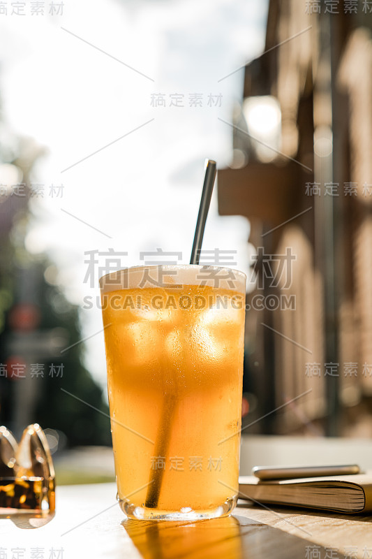 日落时分的贝尔蒙特微风鸡尾酒