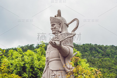 越南富国山坡上美丽的佛教寺庙