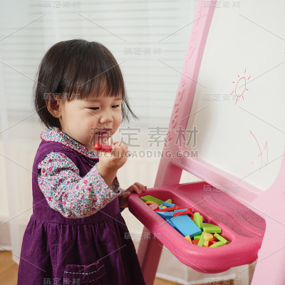 小女孩在家画画