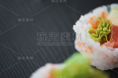 三文鱼鳄梨寿司卷