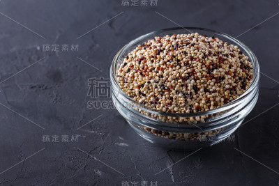 在黑色的石头背景上混合藜麦颗粒