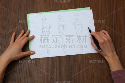 设计师评估时装图纸