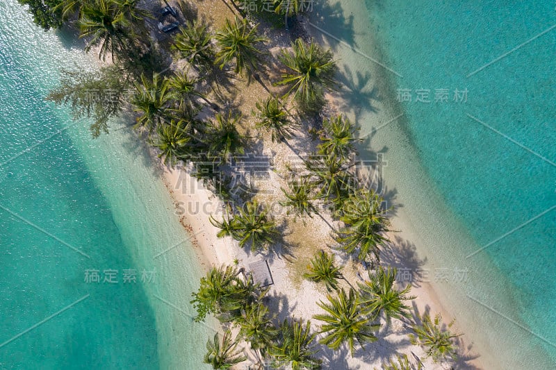 鸟瞰图。前视图。神奇的自然背景。水的颜色又美又亮。蔚蓝的海滩与岩石山和清澈的水泰国海洋在阳光明媚的一