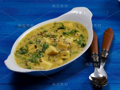 奶油奶酪或豆腐与青豆在奶油汁