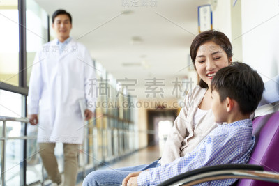 亚洲母亲和孩子在看医生