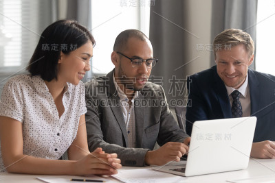成功的微笑不同的同事听非洲裔美国人的团队领导。