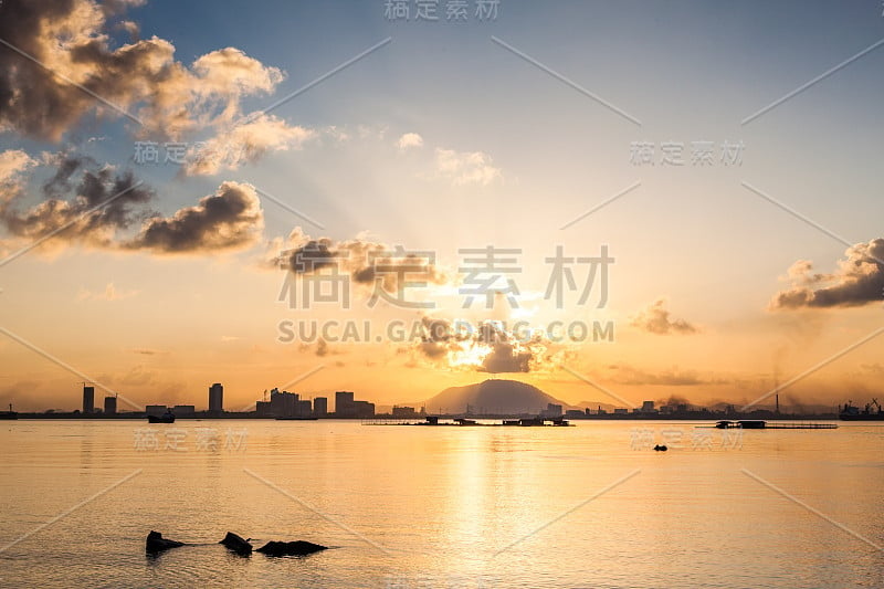 日出或日落风景以美丽的山为背景