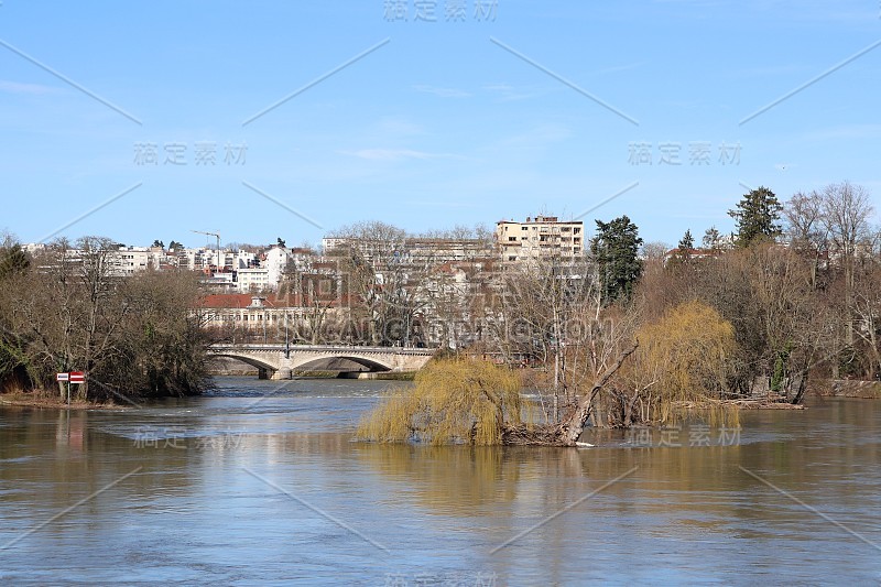 杜布斯河在城市Besançon