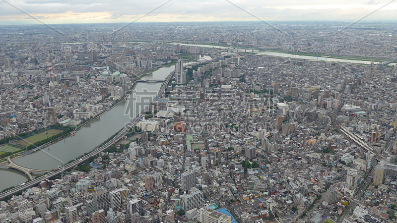 东京天际线有河流、公园、街道和大海。