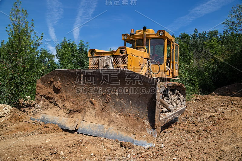 大型工业用黄色推土机平整道路施工地面