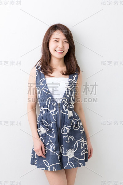 女子站在
