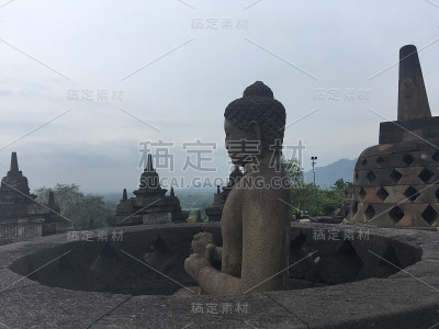 婆罗浮屠寺，世界上最大的佛教寺庙，在爪哇，印度尼西亚的阴天