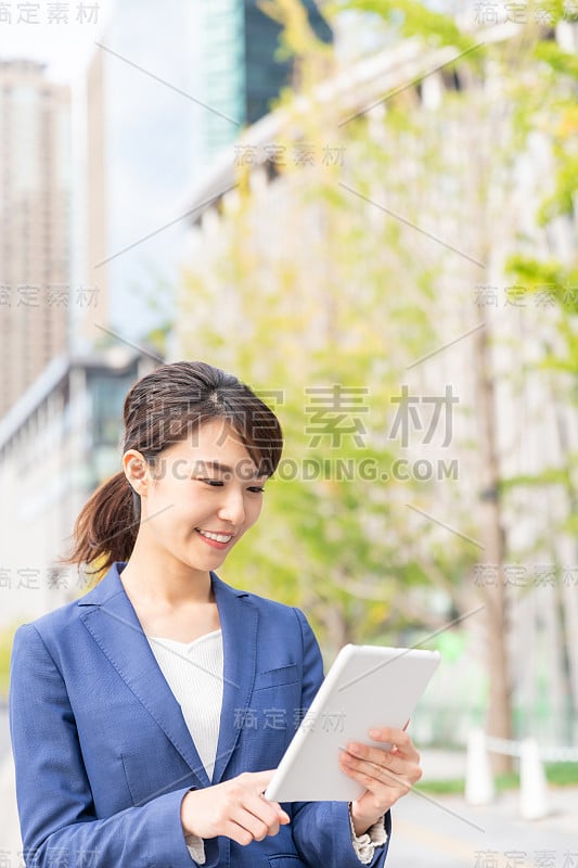 看到平板电脑的亚洲女性