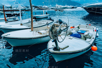 冬天，海岸上有豪华游艇