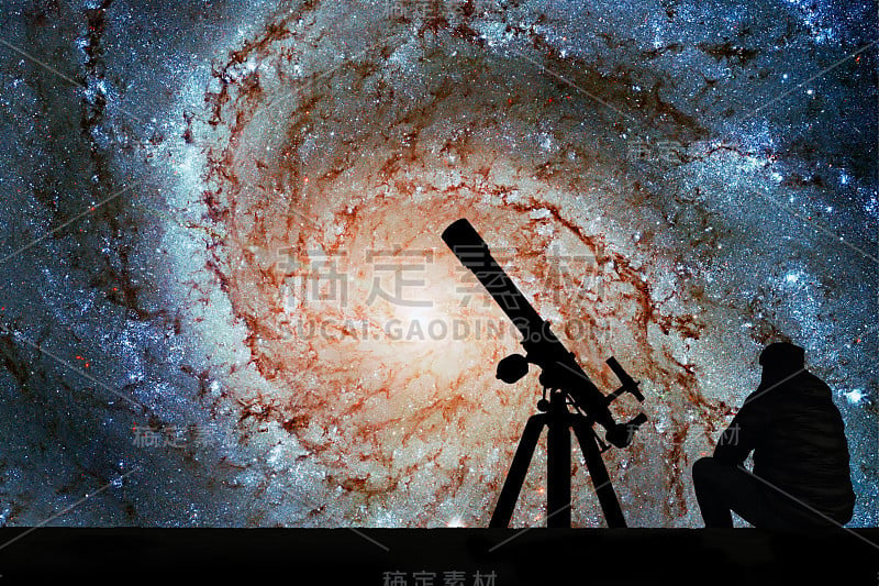 用望远镜看星星的人。风车星系梅西耶101,M101位于大熊座